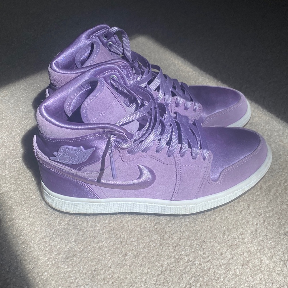 Air Jordan 1 Retro High. Women’s 7.5 Orchid mist/metallic